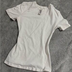 White Color Bone SKIMS shirt. DAMAGED
SIZE XXS